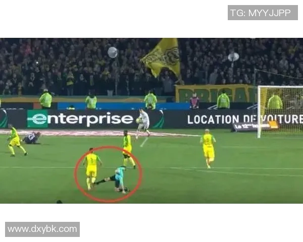 揭秘足球球星赛场之外的日常生活趣事与温情瞬间