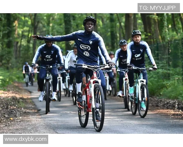 足球明星挑战骑行极限 展现速度与技巧的精彩瞬间 足球明星挑战骑行极限 展现速度与技巧的精彩瞬间