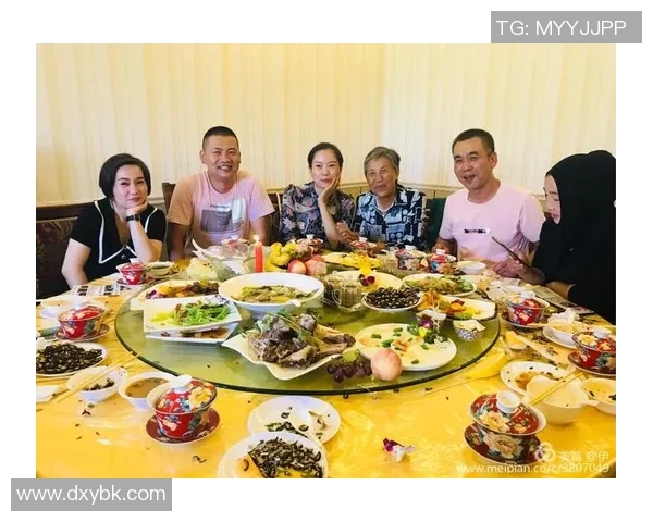 昔日球场英雄重聚时光定格:过气足球明星合照回顾辉煌岁月 昔日球场英雄重聚时光定格:过气足球明星合照回顾辉煌岁月